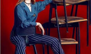 女生室内拍照摆拍动作